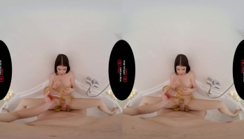 Réalité Virtuelle avec une belle femme brune baignée en miel !