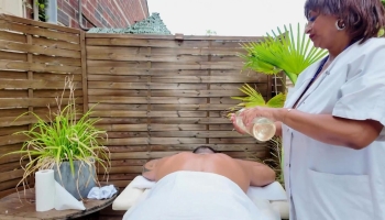 Masseuse française fait la branlette espagnole et le assjob