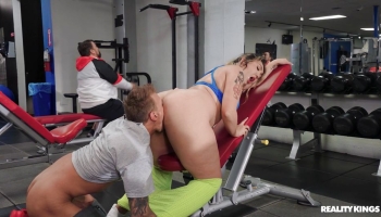 Big Booty Blonde Hottie Fucks Her Trainer At The Gym