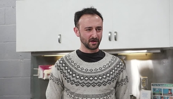 Er muss seiner blonden Freundin beim Fremdfick in der Küche zusehen